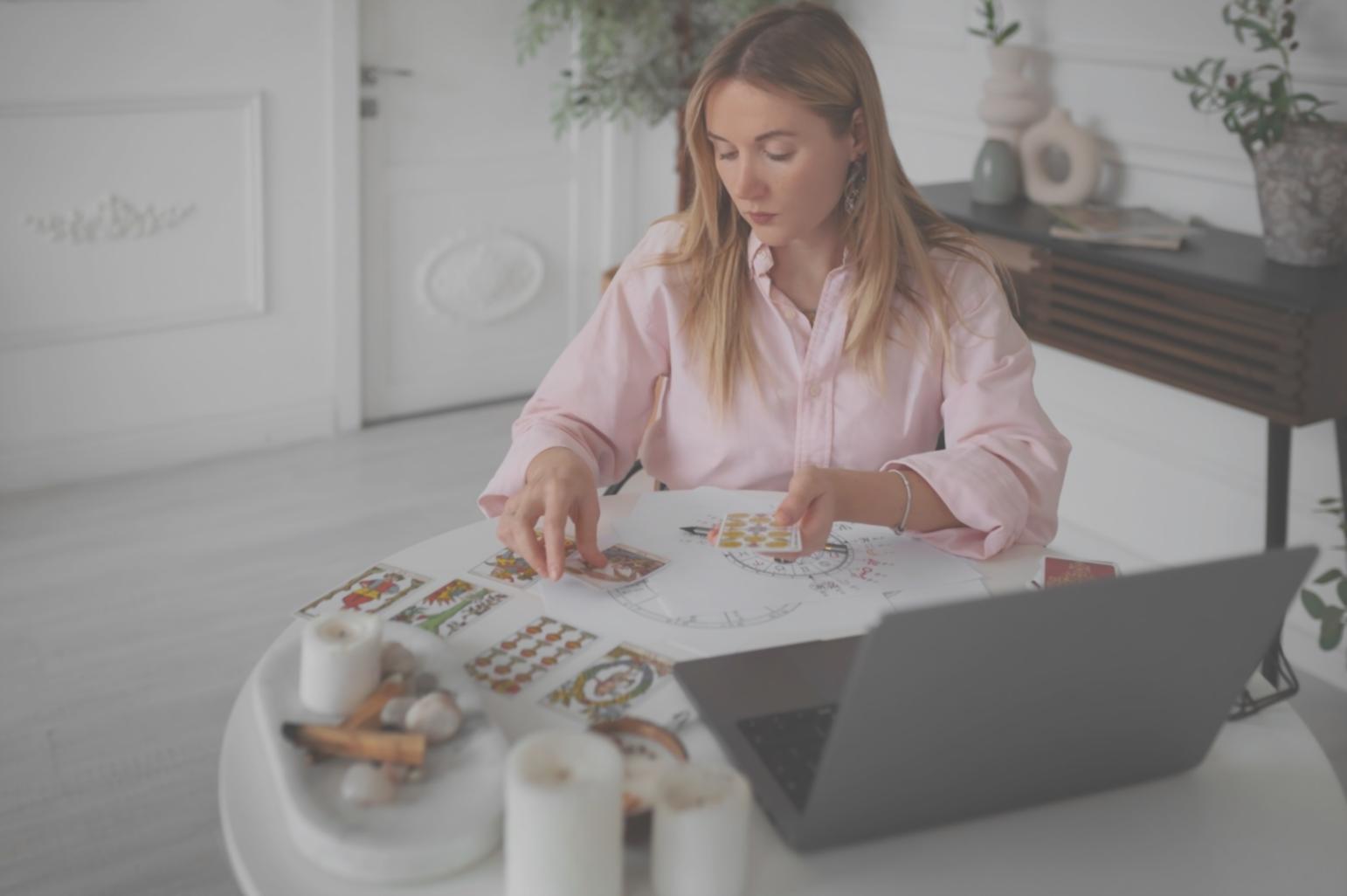 Équipe en formation web design travaillant sur des projets collaboratifs