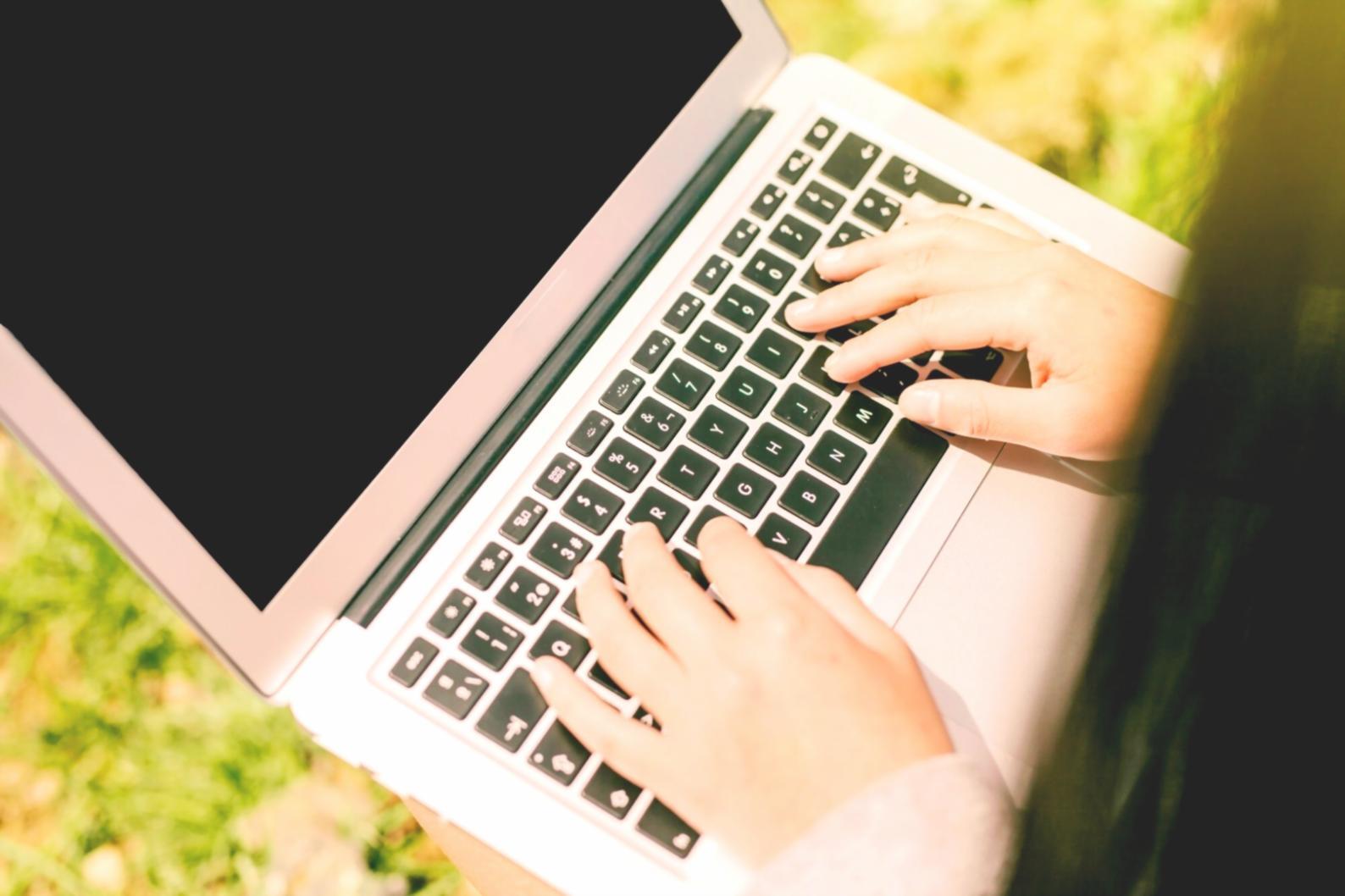 Espace de travail moderne avec écrans et outils de design