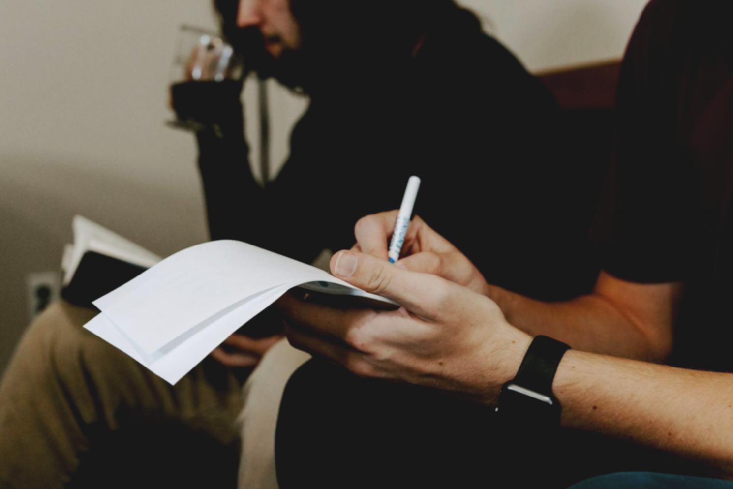 Formateur expliquant les principes de design à un groupe d'étudiants